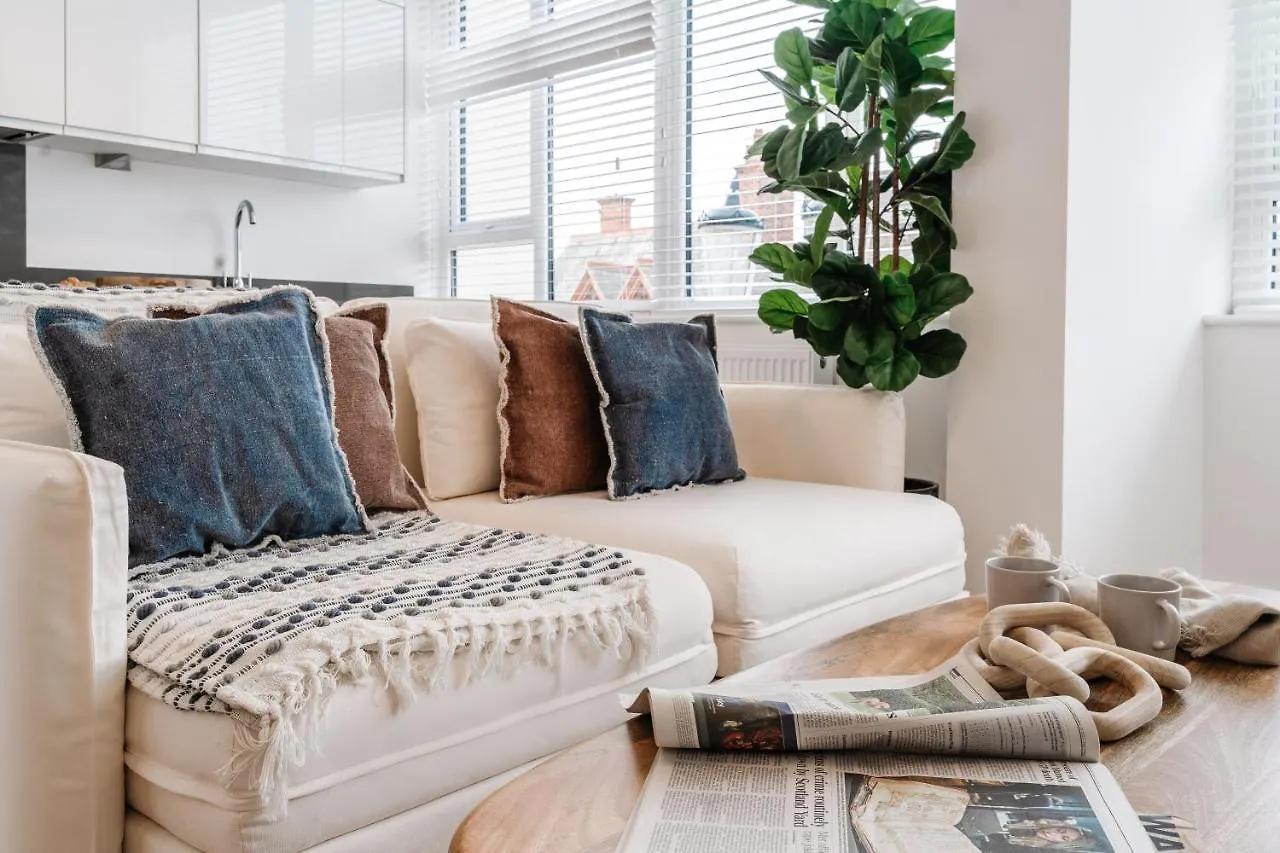 Royal House Stylish Apartments - 체스터